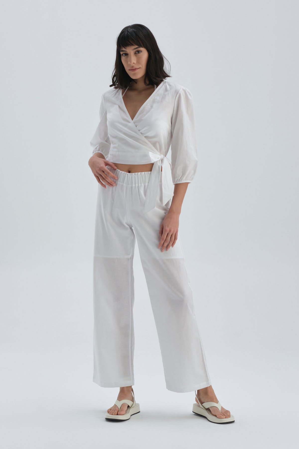 Beyaz Keten Çapraz Bağlama Detaylı Gömlek