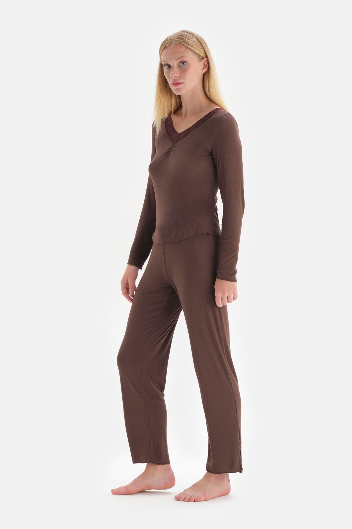 Kahverengi Uzun Kol V Yaka Büzgülü Viskon Pijama Takımı
