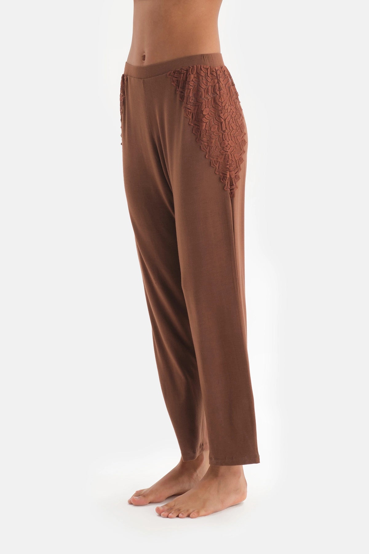 Kahverengi Askılı Dantel Detaylı Modal Pijama Takımı