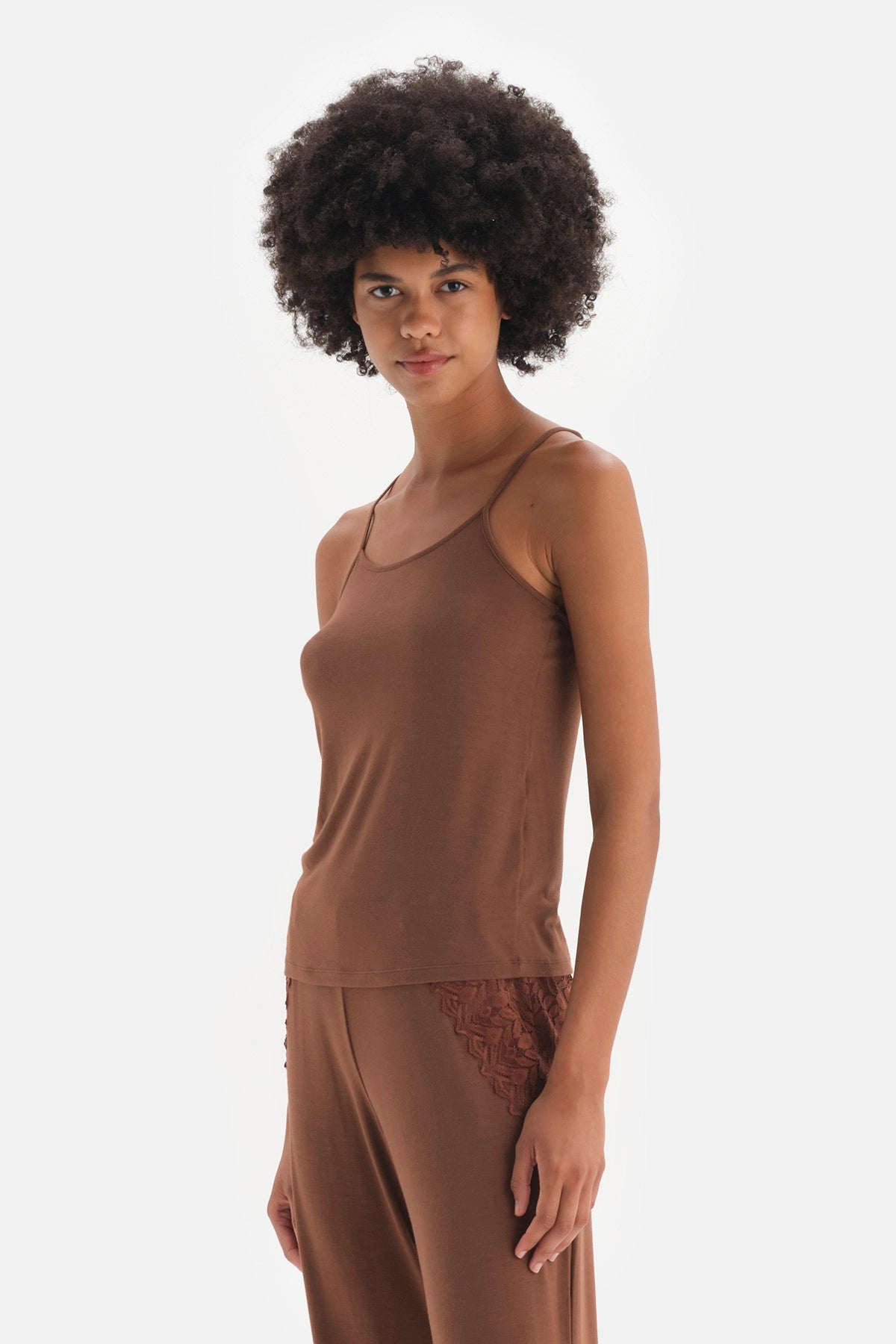 Kahverengi Askılı Dantel Detaylı Modal Pijama Takımı