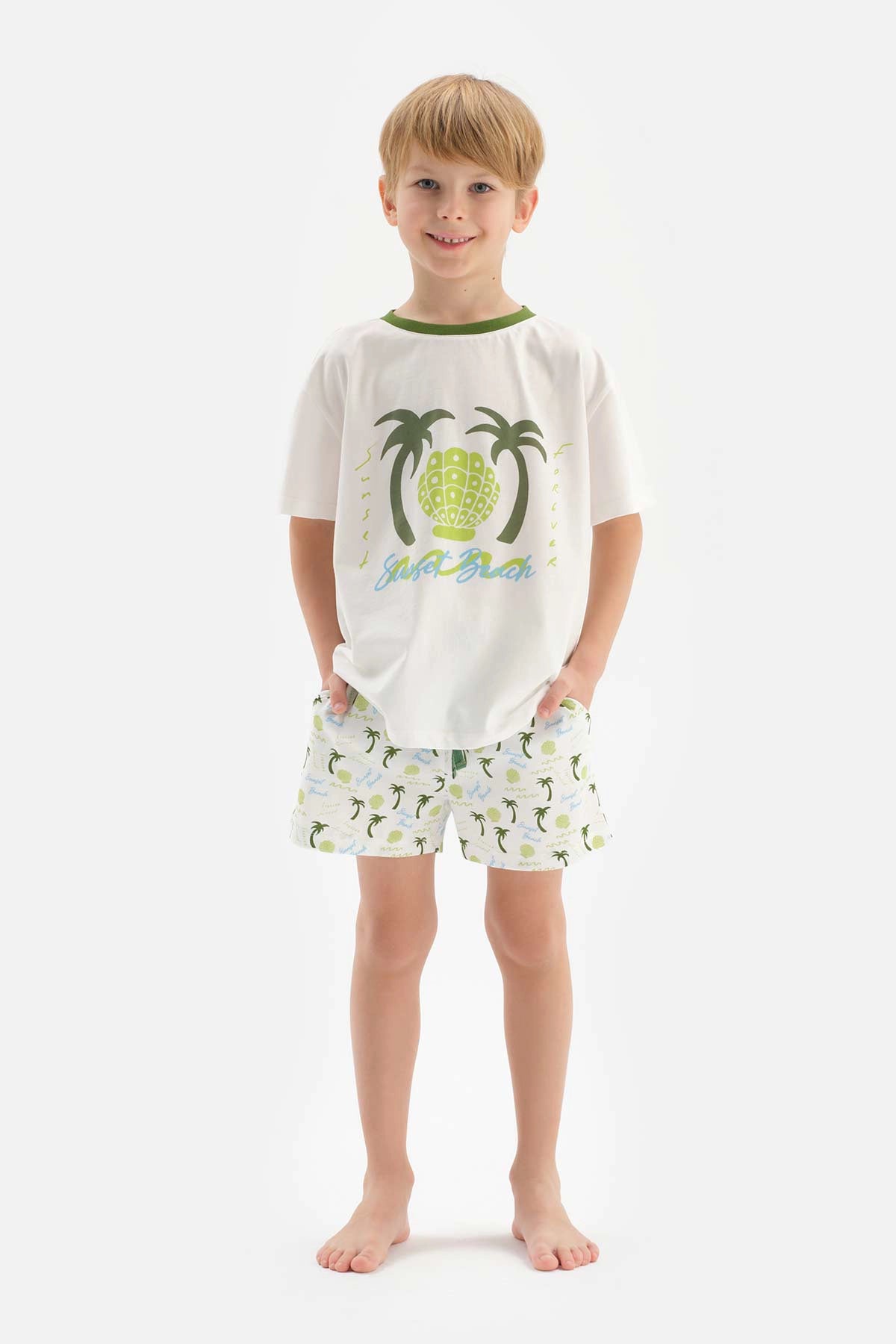 Beyaz Erkek Çocuk Palmiye Baskılı Şortlu Pijama Takımı