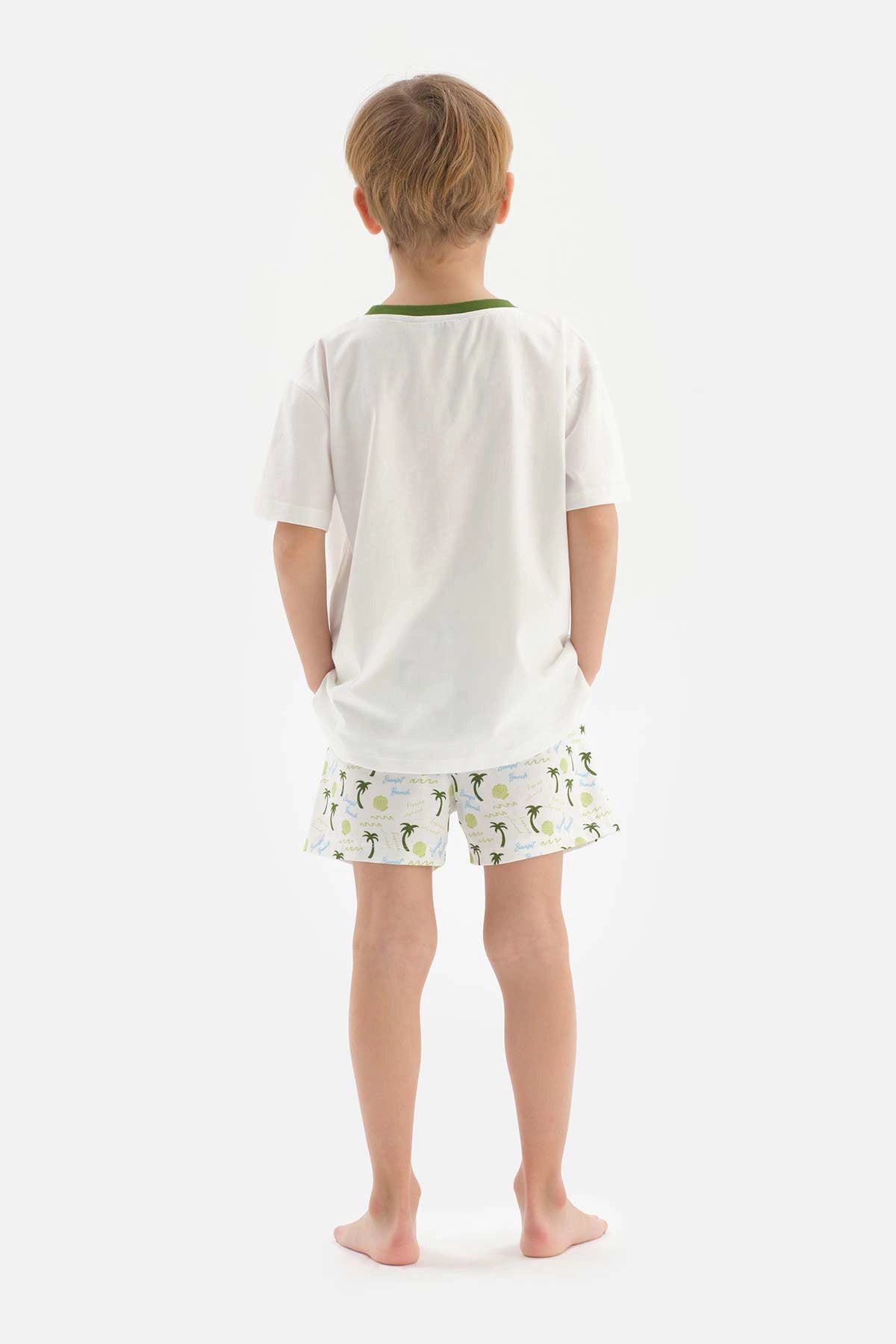 Beyaz Erkek Çocuk Palmiye Baskılı Şortlu Pijama Takımı