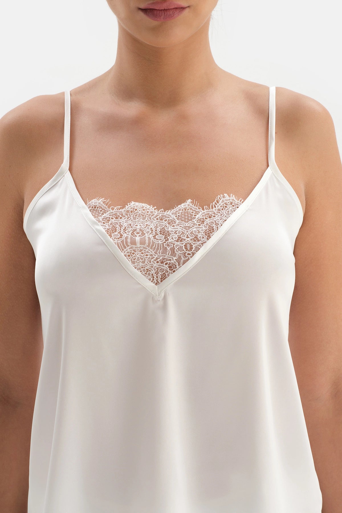 Beyaz Bride Dantel Detaylı Şortlu Pijama Takımı