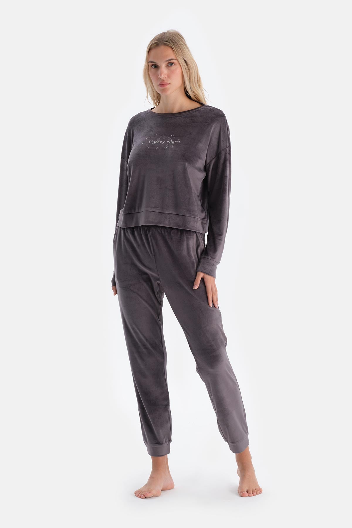 Gri Nakış Detaylı Uzun Kollu Kadife Pijama Takımı