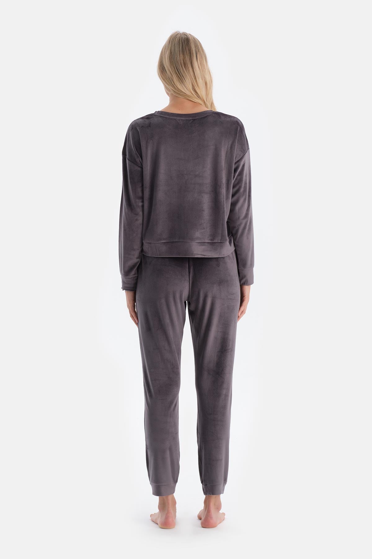 Gri Nakış Detaylı Uzun Kollu Kadife Pijama Takımı