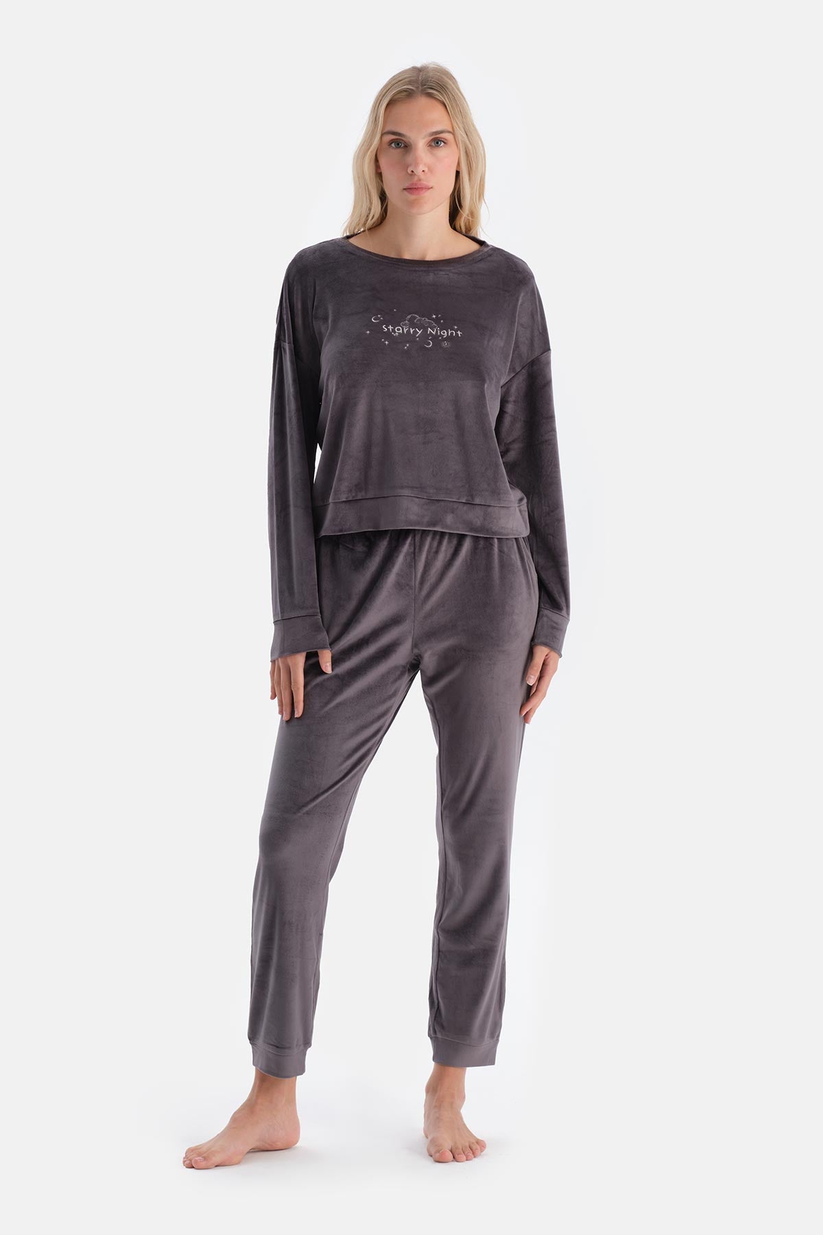 Gri Nakış Detaylı Uzun Kollu Kadife Pijama Takımı