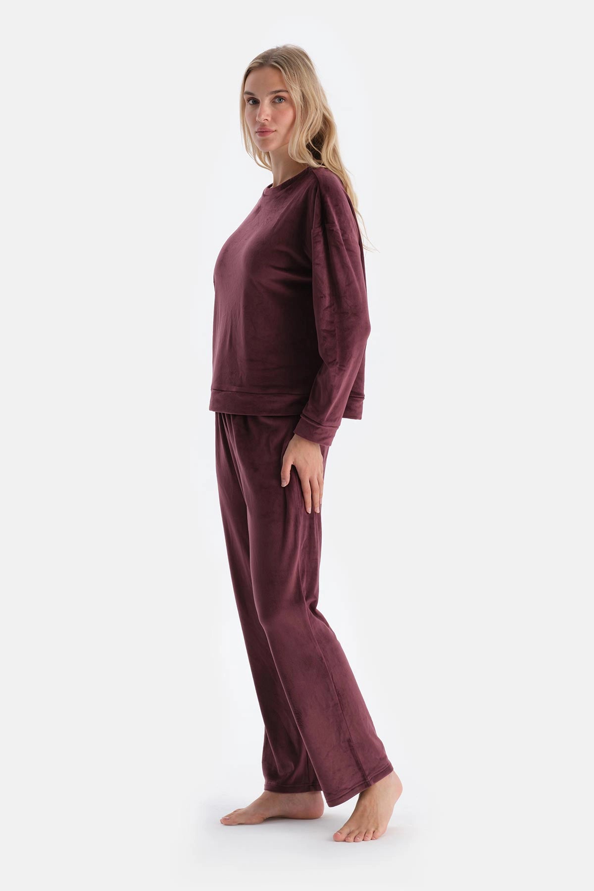 Mürdüm Bisiklet Yaka Uzun Kollu Kadife Pijama Takımı