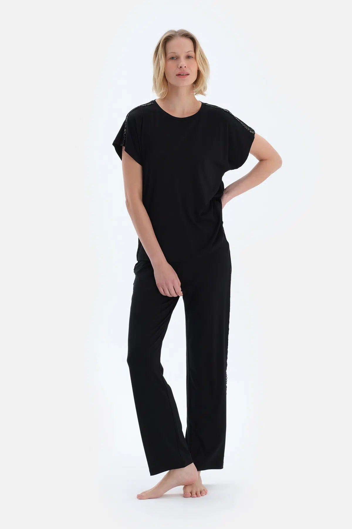 Siyah Dantel Detaylı Kısa Kollu Viskon Tişört Pantolon Pijama Takımı