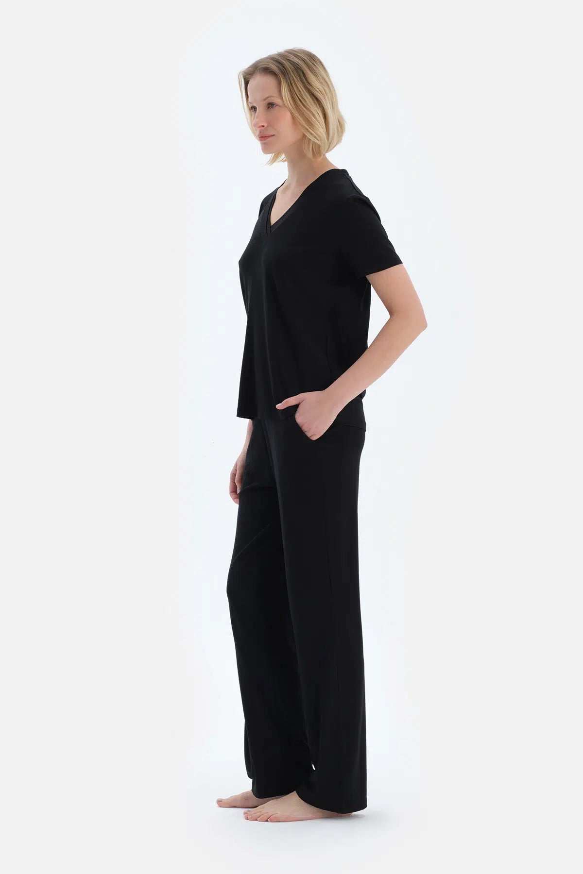 Siyah V Yaka Kısa Kollu Viskon Tişört Pantolon Pijama Takımı