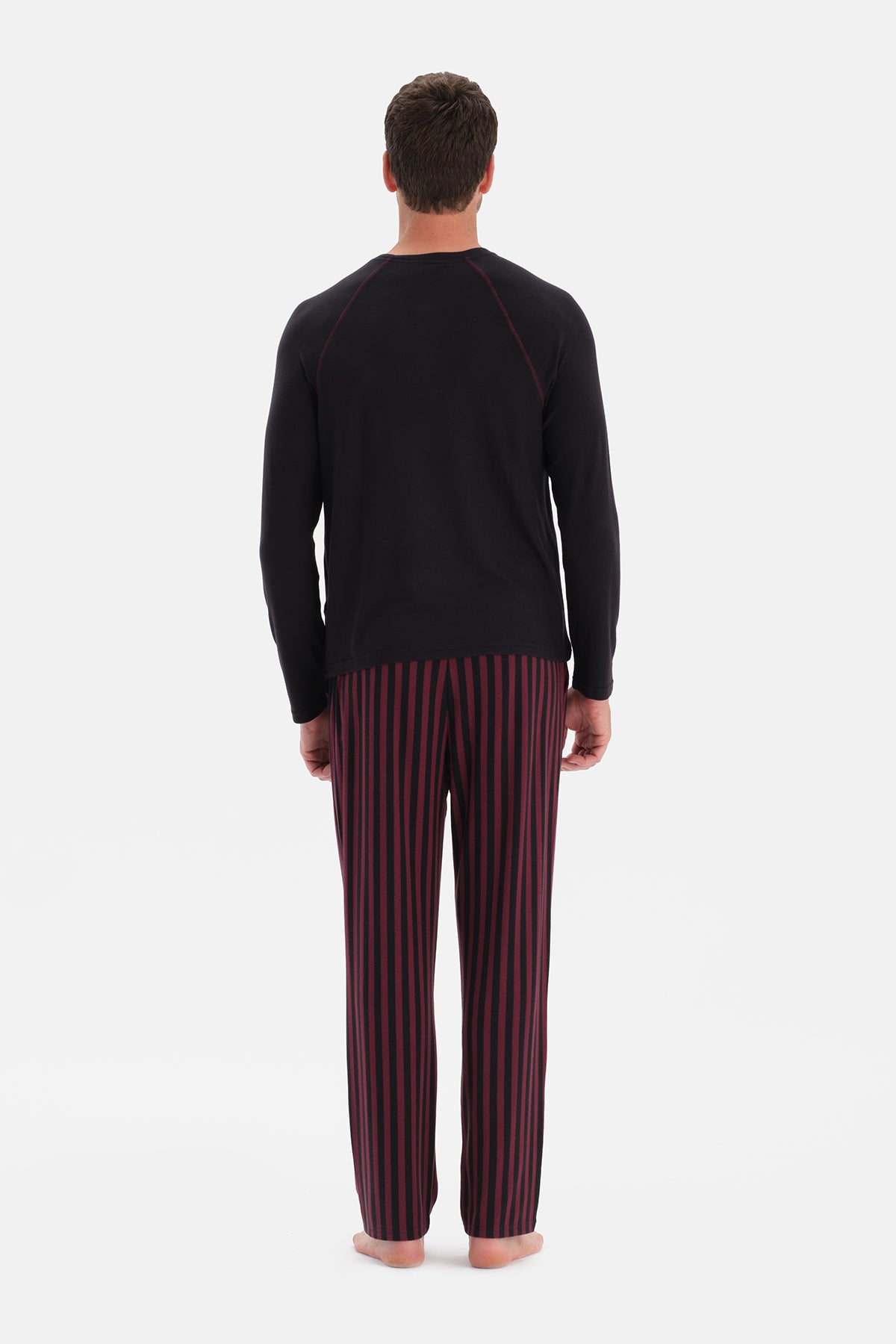 Siyah Dikiş Detaylı Ve Patlı Termal Tişört Pantolon Pijama Takımı