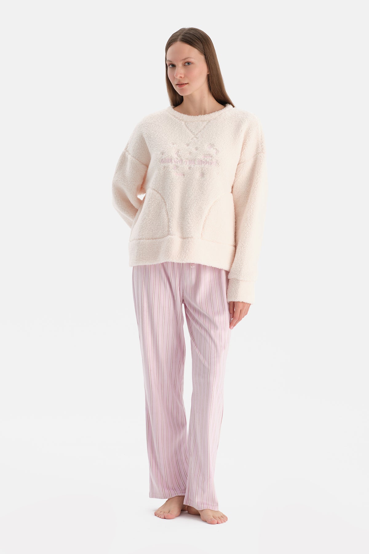 Ekru Nakışlı Polar Tişört Pantolon Pijama Takımı