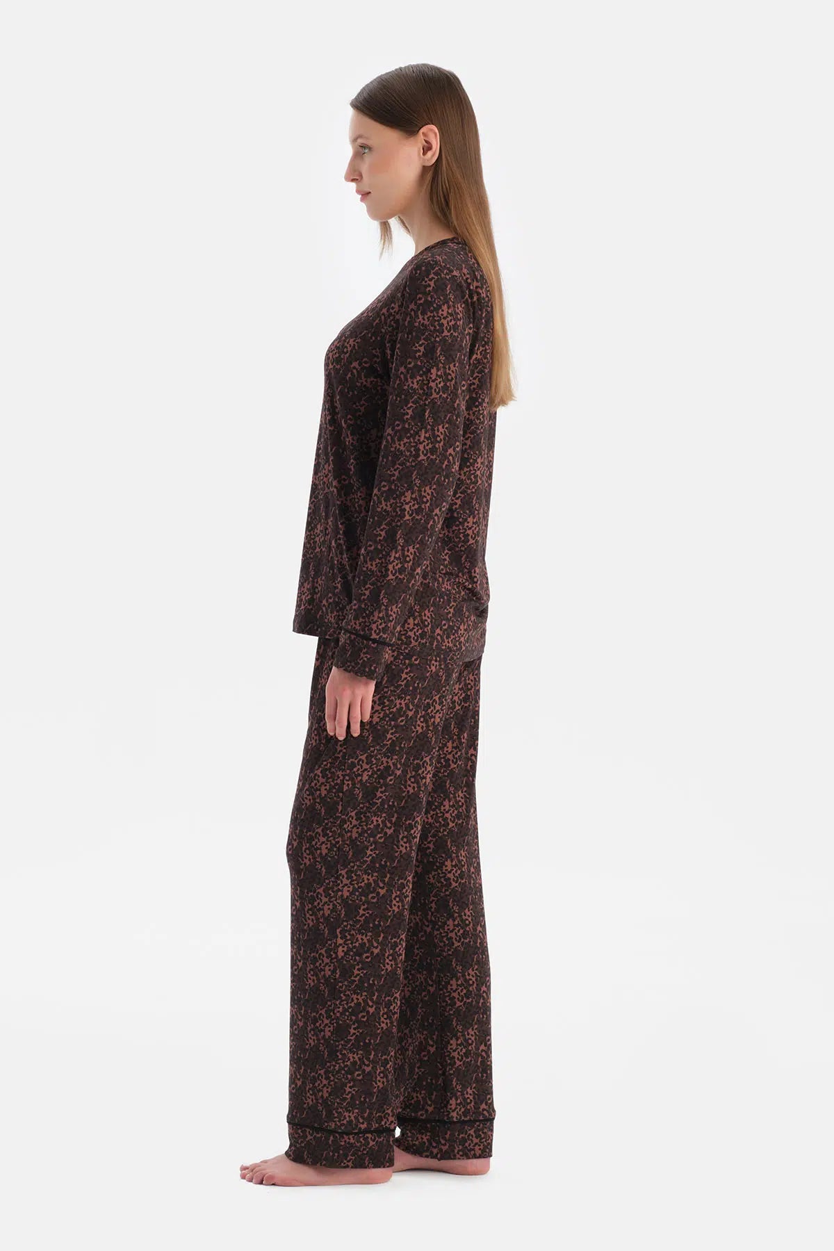 LEOPAR DESENLİ KAYIK YAKA TİŞÖRT PANTOLON TAKIM