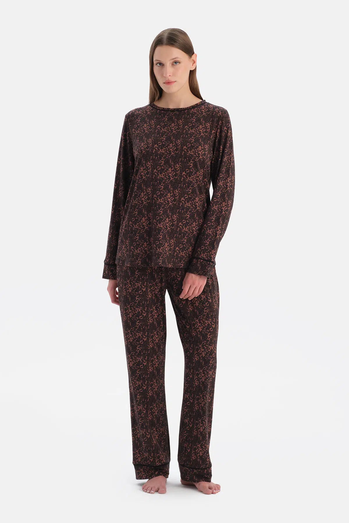 LEOPAR DESENLİ KAYIK YAKA TİŞÖRT PANTOLON TAKIM