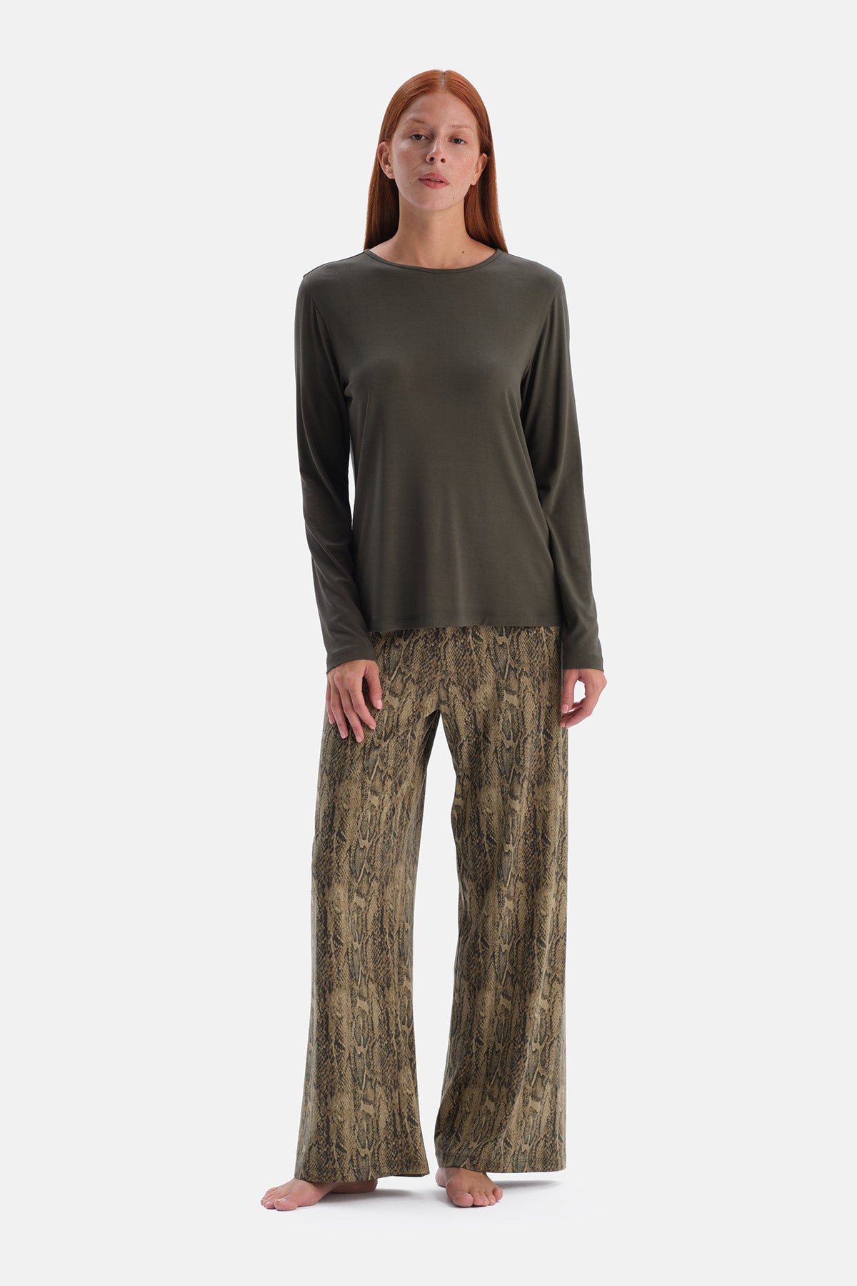 Yağ Yeşili Geniş Yaka Uzun Kollu Tişört Yılan Desen Pantolon Takım