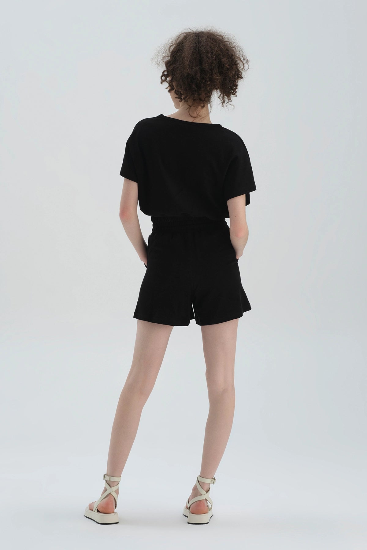 Siyah Bisiklet Yaka Pamuklu Crop T-Shirt