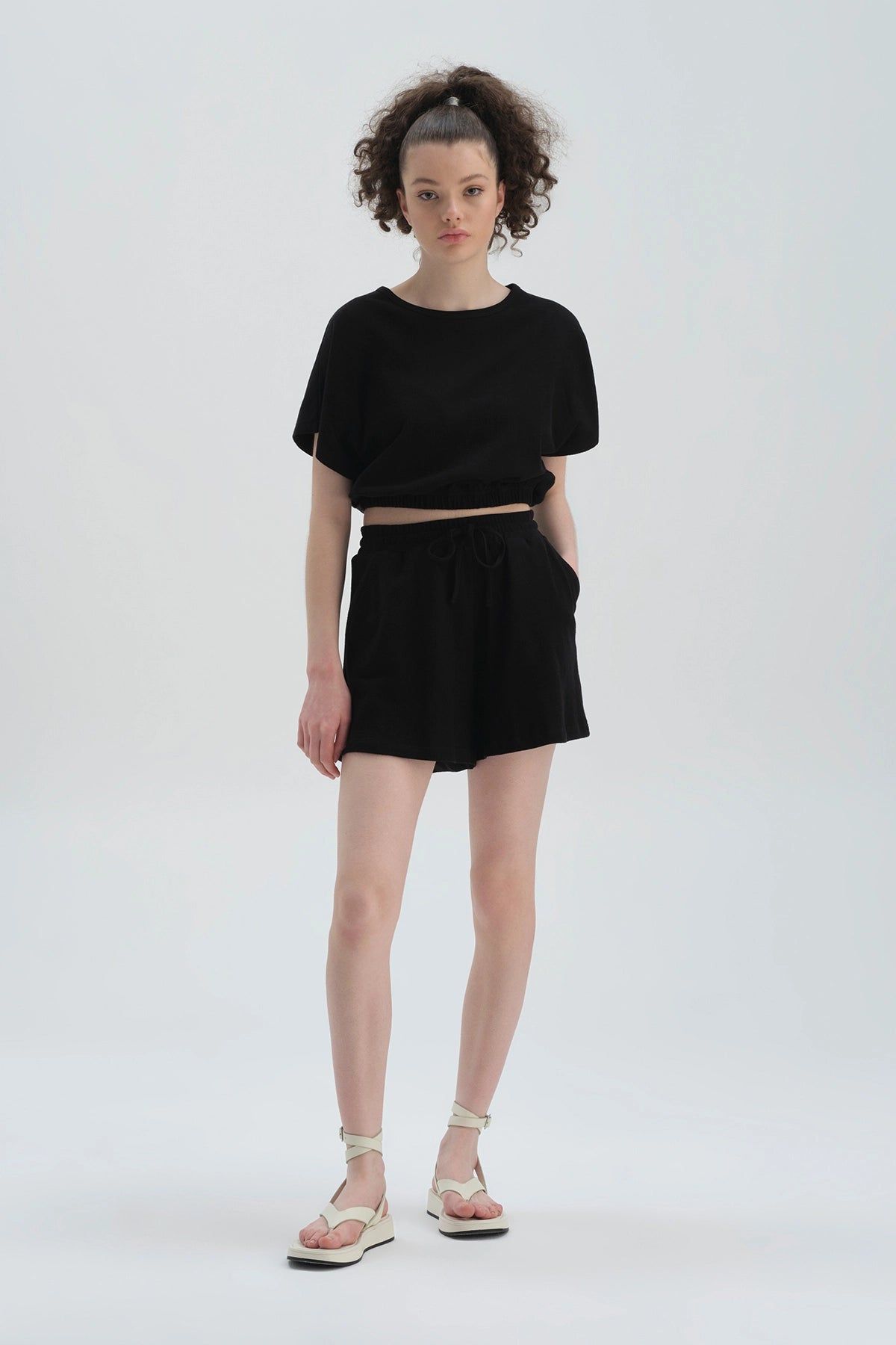 Siyah Bisiklet Yaka Pamuklu Crop T-Shirt