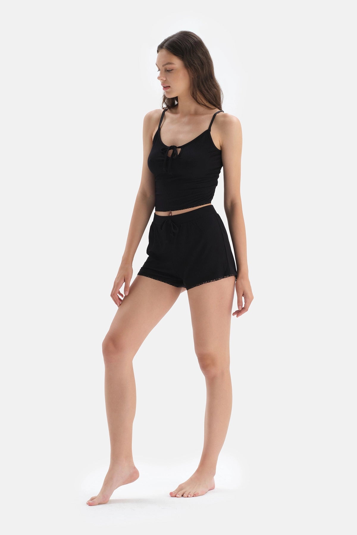 Siyah Askılı Viskon Pijama Üstü
