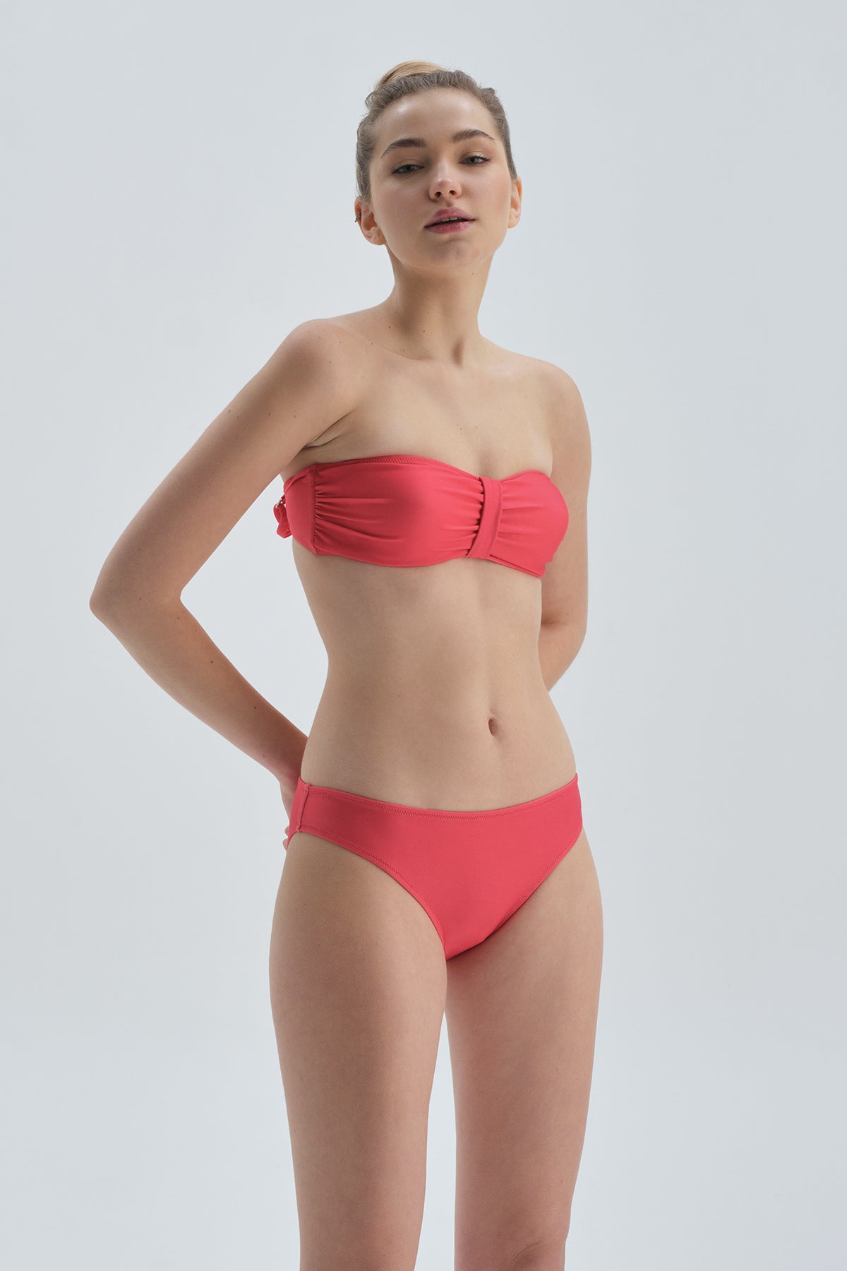 Kırmızı Kaplı Straplez Bikini Üst