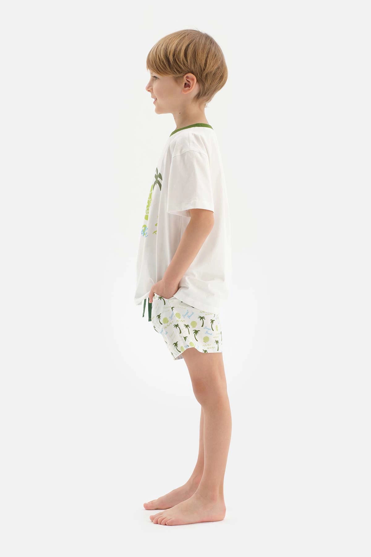 Beyaz Erkek Çocuk Palmiye Baskılı Şortlu Pijama Takımı