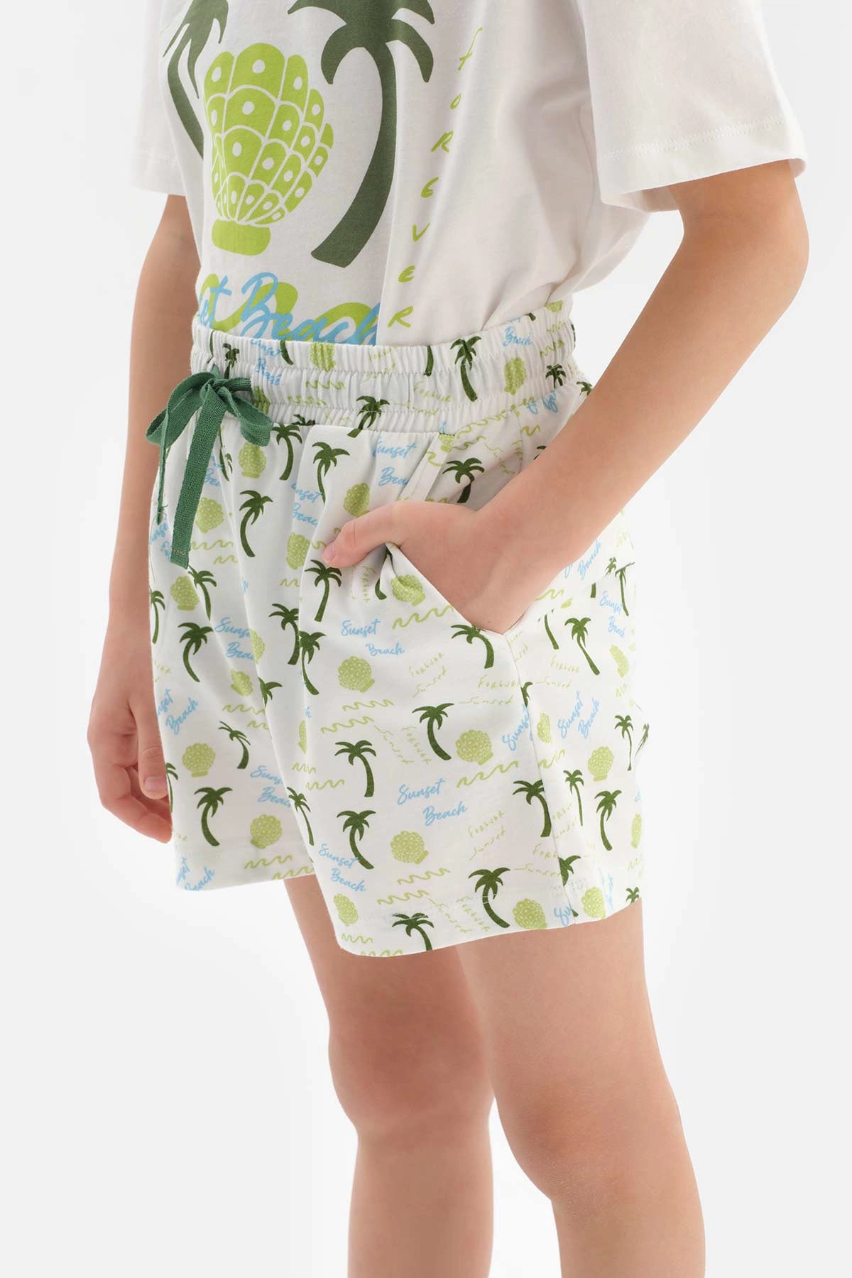 Beyaz Erkek Çocuk Palmiye Baskılı Şortlu Pijama Takımı