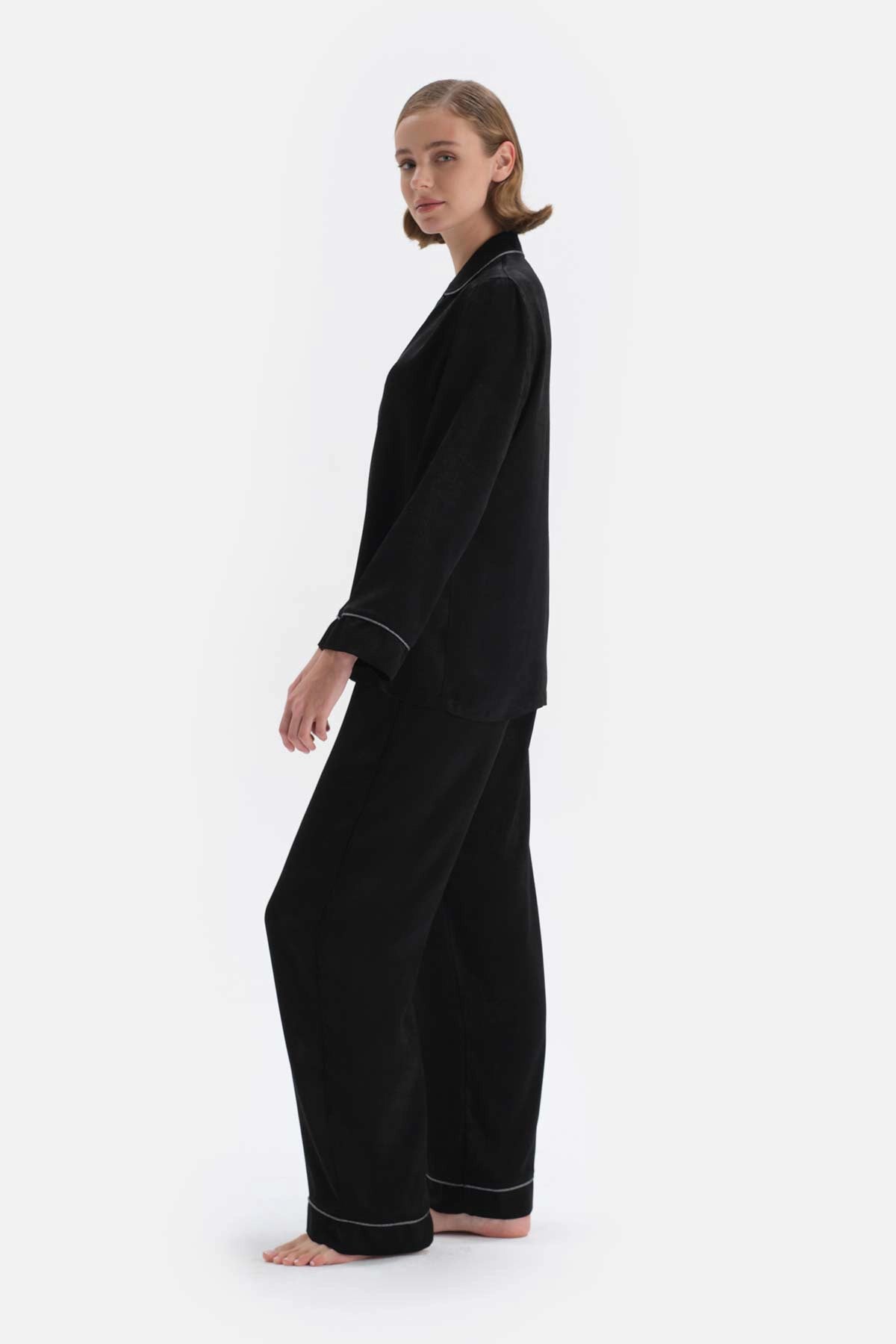 Siyah Gömlek Yaka Şerit Detaylı Saten Pijama Takımı