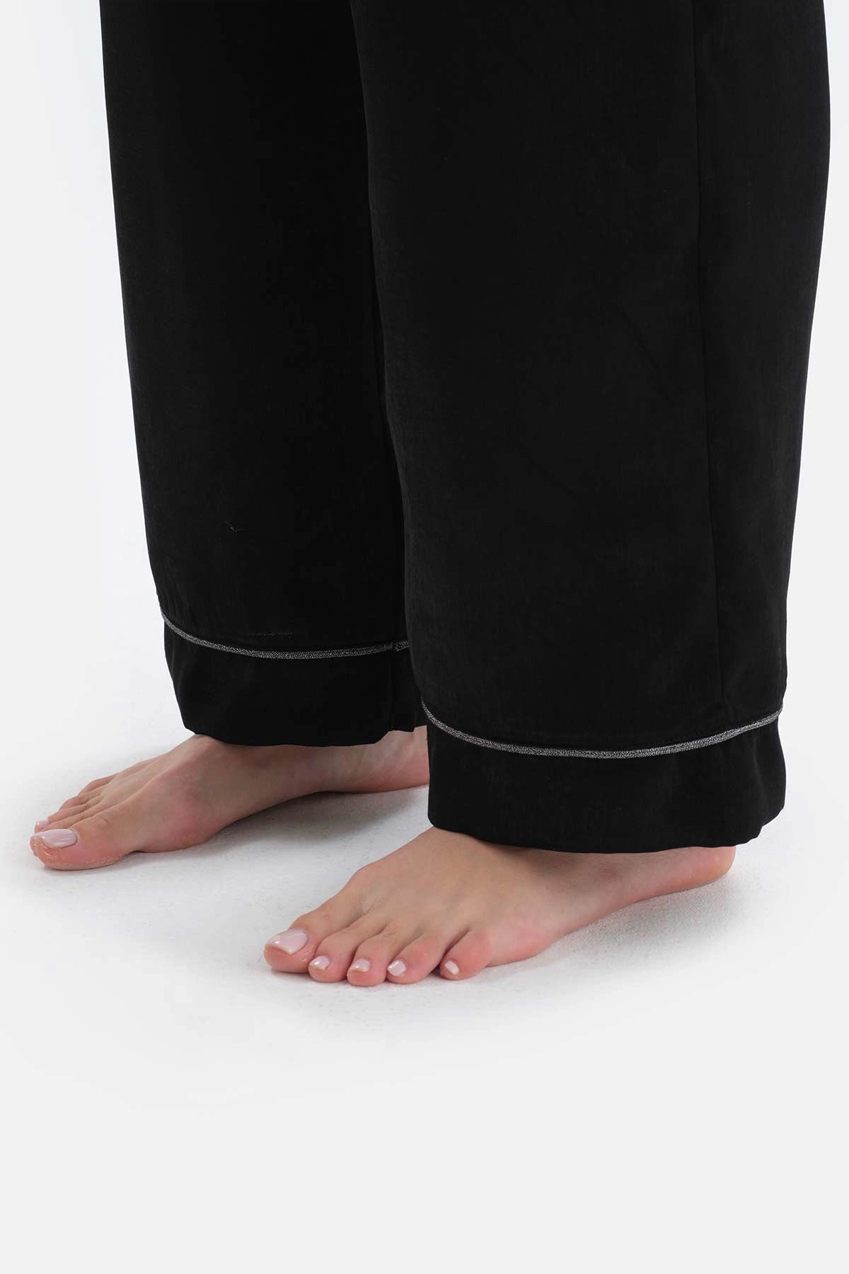 Siyah Gömlek Yaka Şerit Detaylı Saten Pijama Takımı
