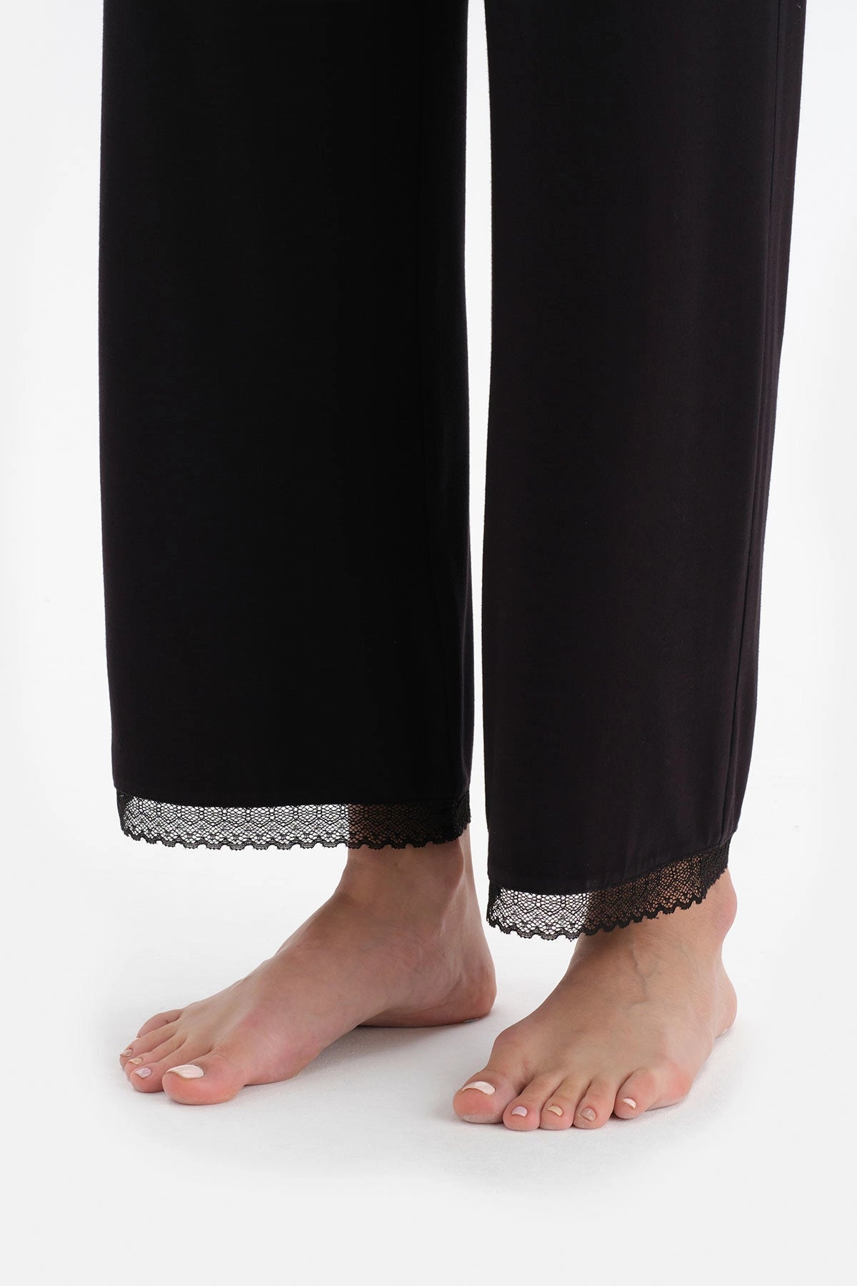 Siyah Uzun Kol V Yaka Dantel Detaylı Modal Pijama Takımı