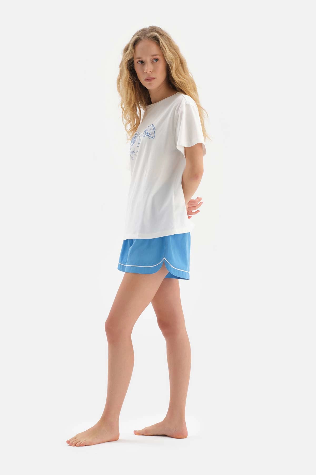 Beyaz Bisiklet Yaka Baskılı Pamuklu Şortlu Pijama Takımı