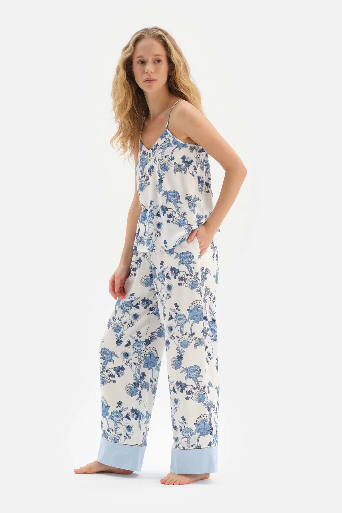Mavi Çini Desenli Askılı Viskon Pijama Takımı