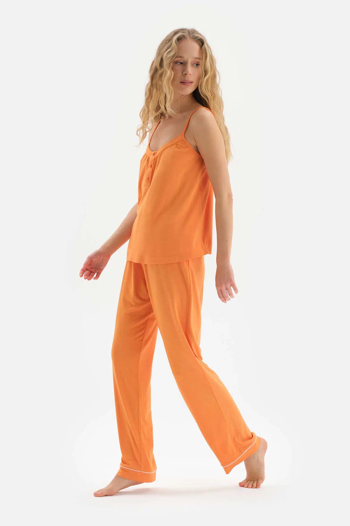 Turuncu Askılı Düğme Detaylı Viskon Pijama Takımı