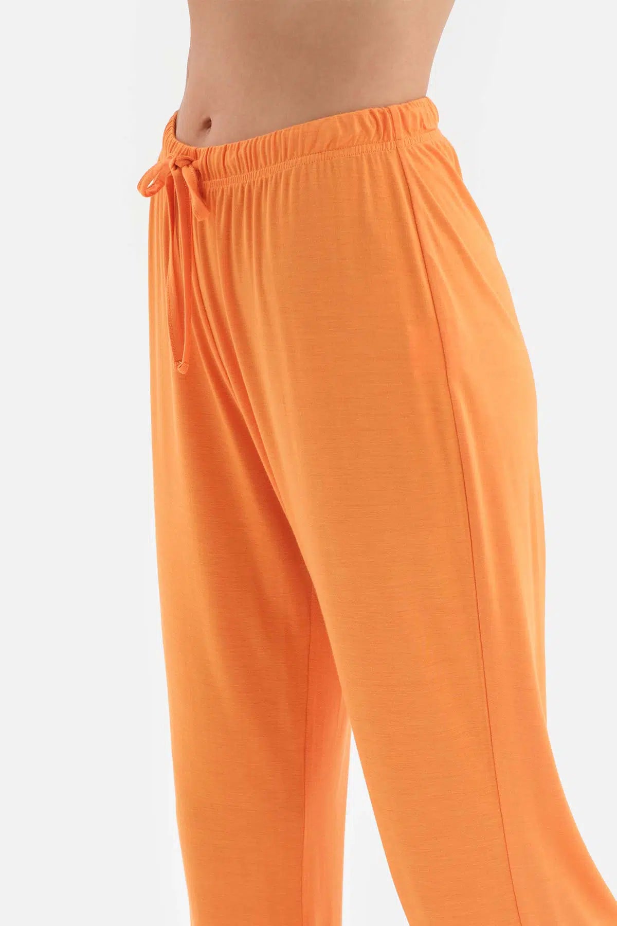 Turuncu Askılı Düğme Detaylı Viskon Pijama Takımı