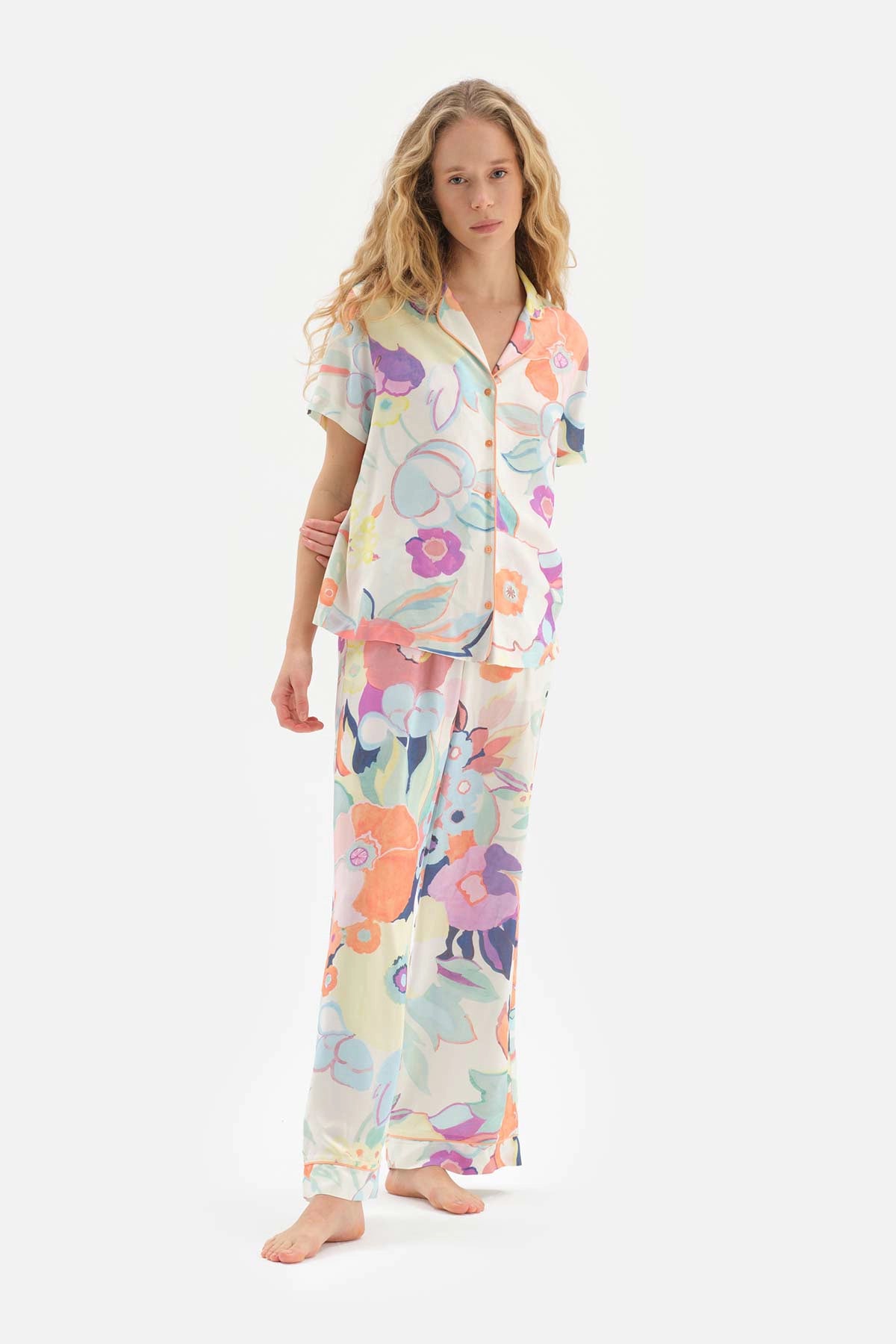 Turuncu Gömlek Yaka Çiçek Desenli Dokuma Pijama Takımı