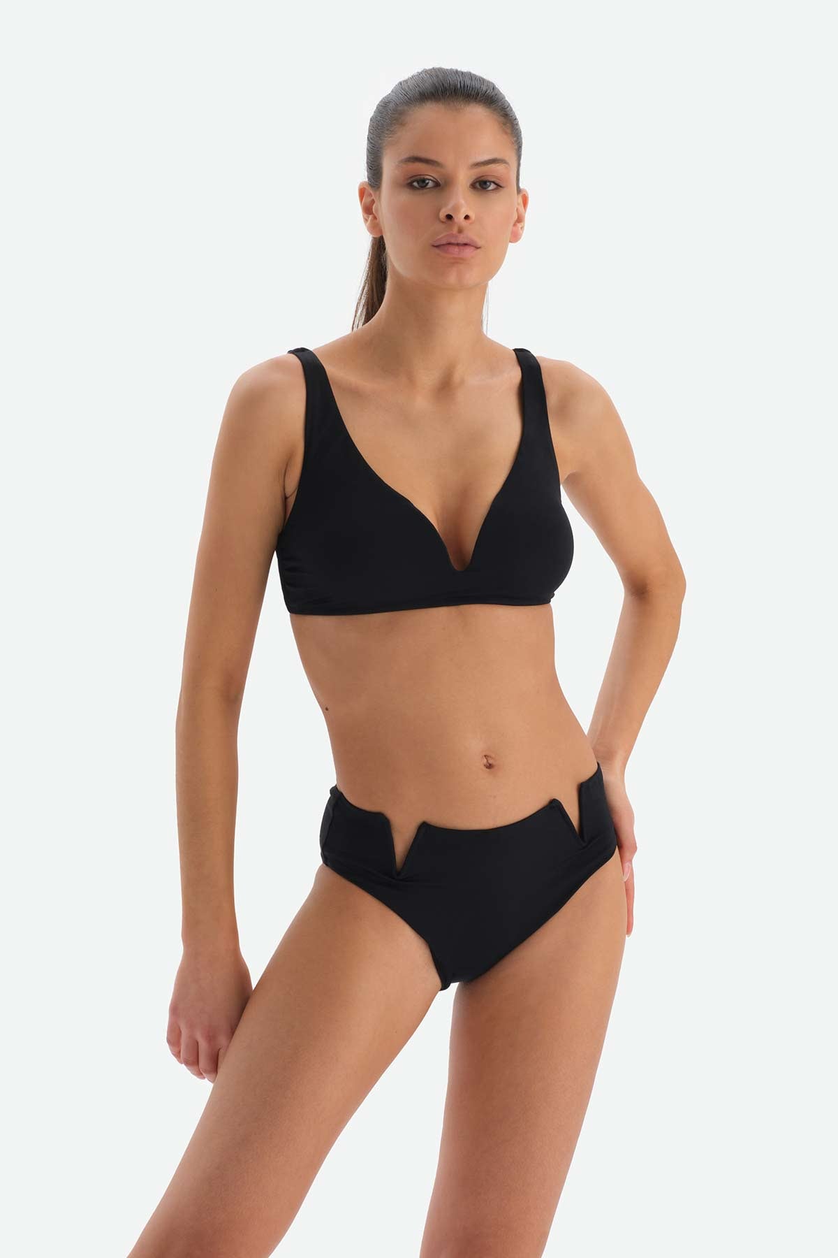 Siyah Üçgen Geniş V Tel Bikini Üstü
