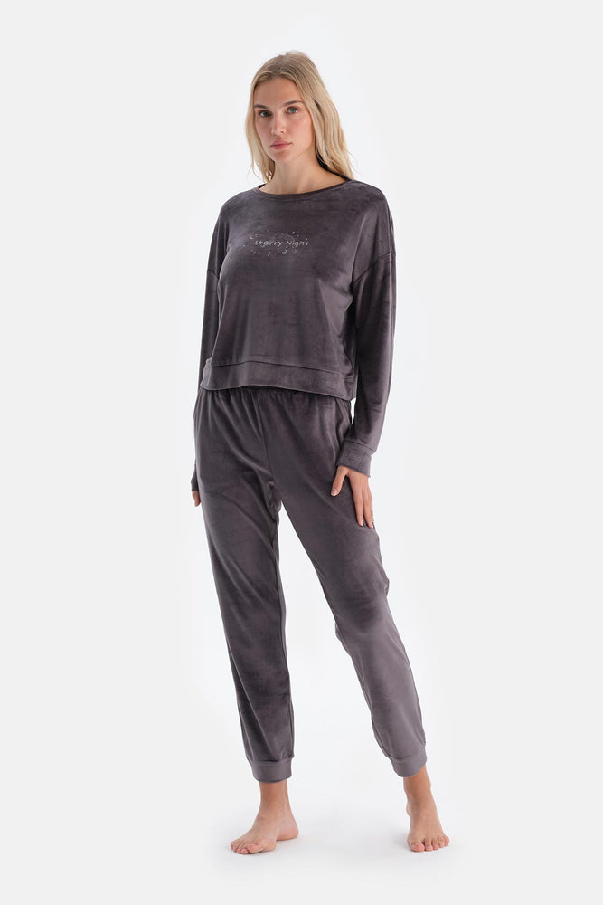 Gri Nakış Detaylı Uzun Kollu Kadife Pijama Takımı