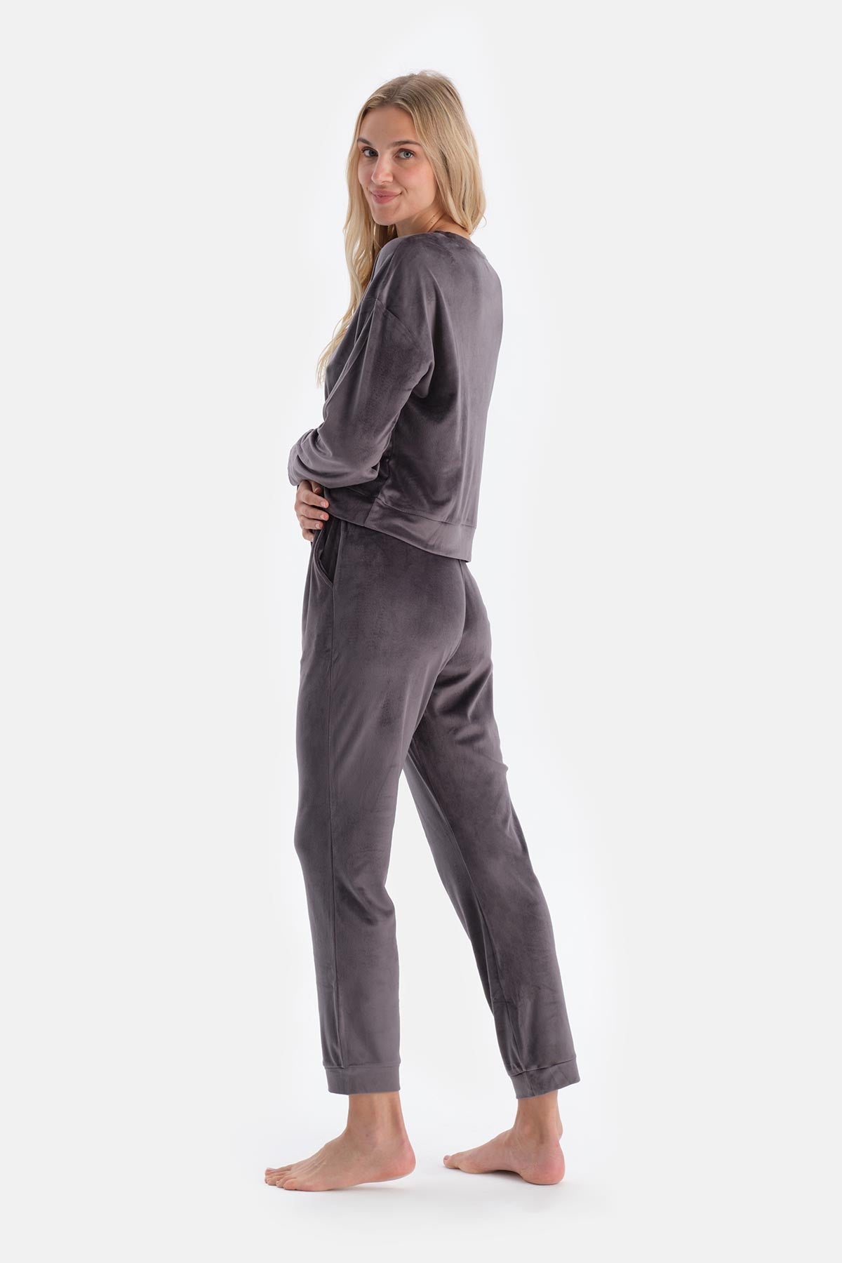 Gri Nakış Detaylı Uzun Kollu Kadife Pijama Takımı