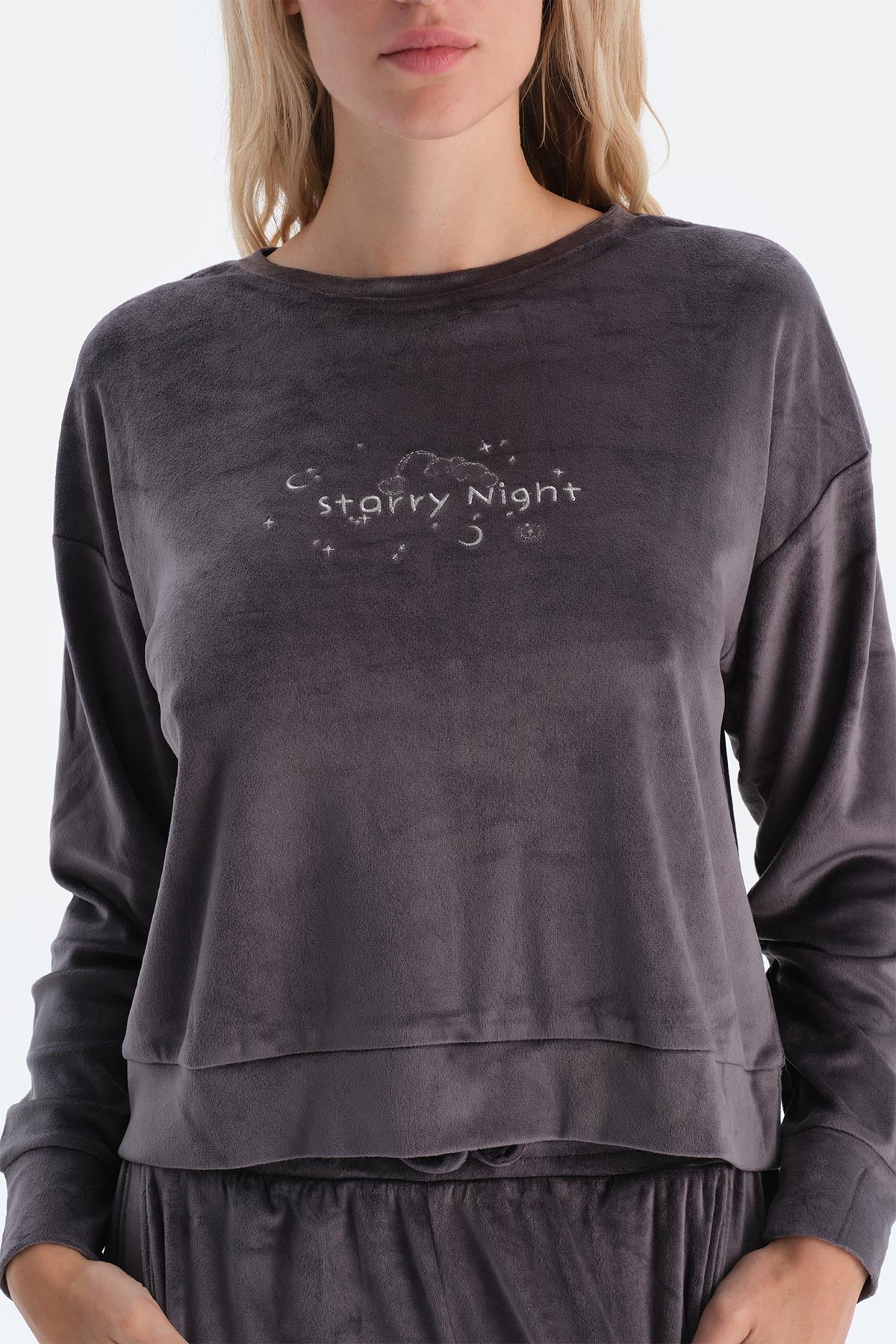 Gri Nakış Detaylı Uzun Kollu Kadife Pijama Takımı