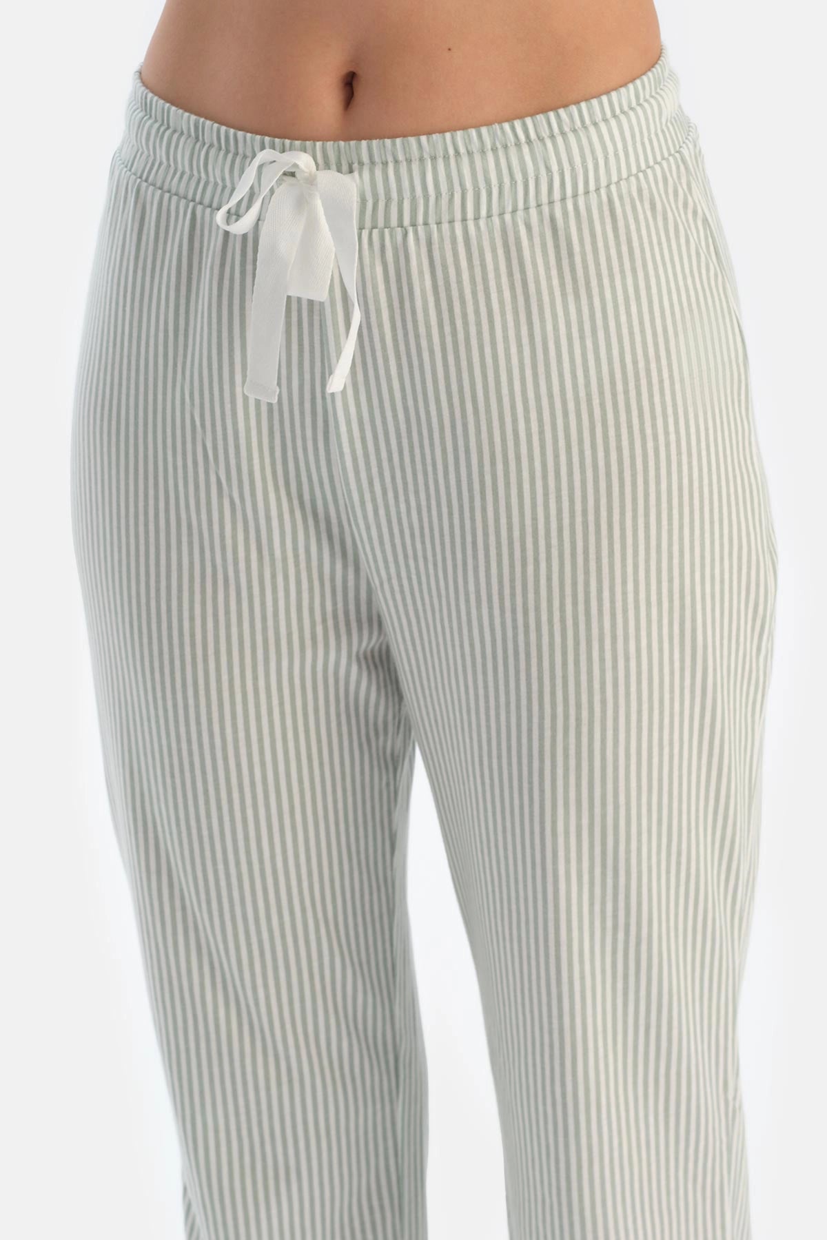 Turkuaz Çizgili Nakış Detaylı Pamuklu Pijama Takımı