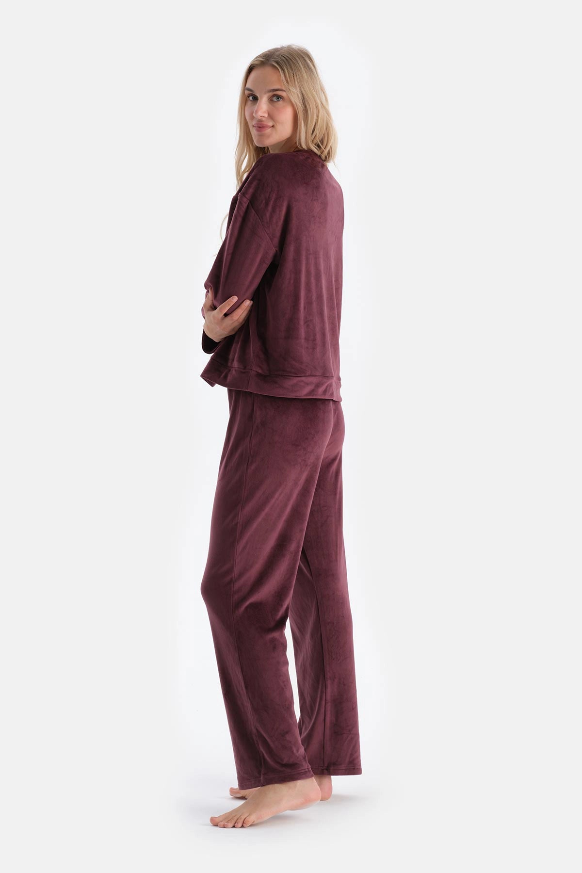 Mürdüm Bisiklet Yaka Uzun Kollu Kadife Pijama Takımı