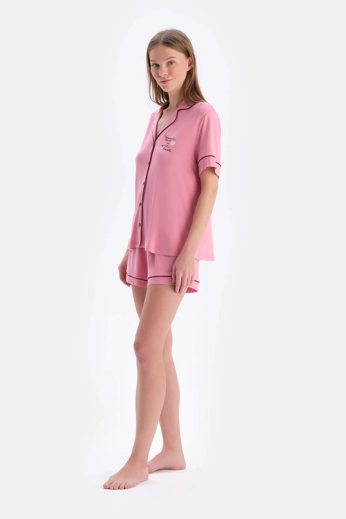 Pembe Kısa Kollu Nakış Detaylı Viskon Gömlek Şort Pijama Takımı