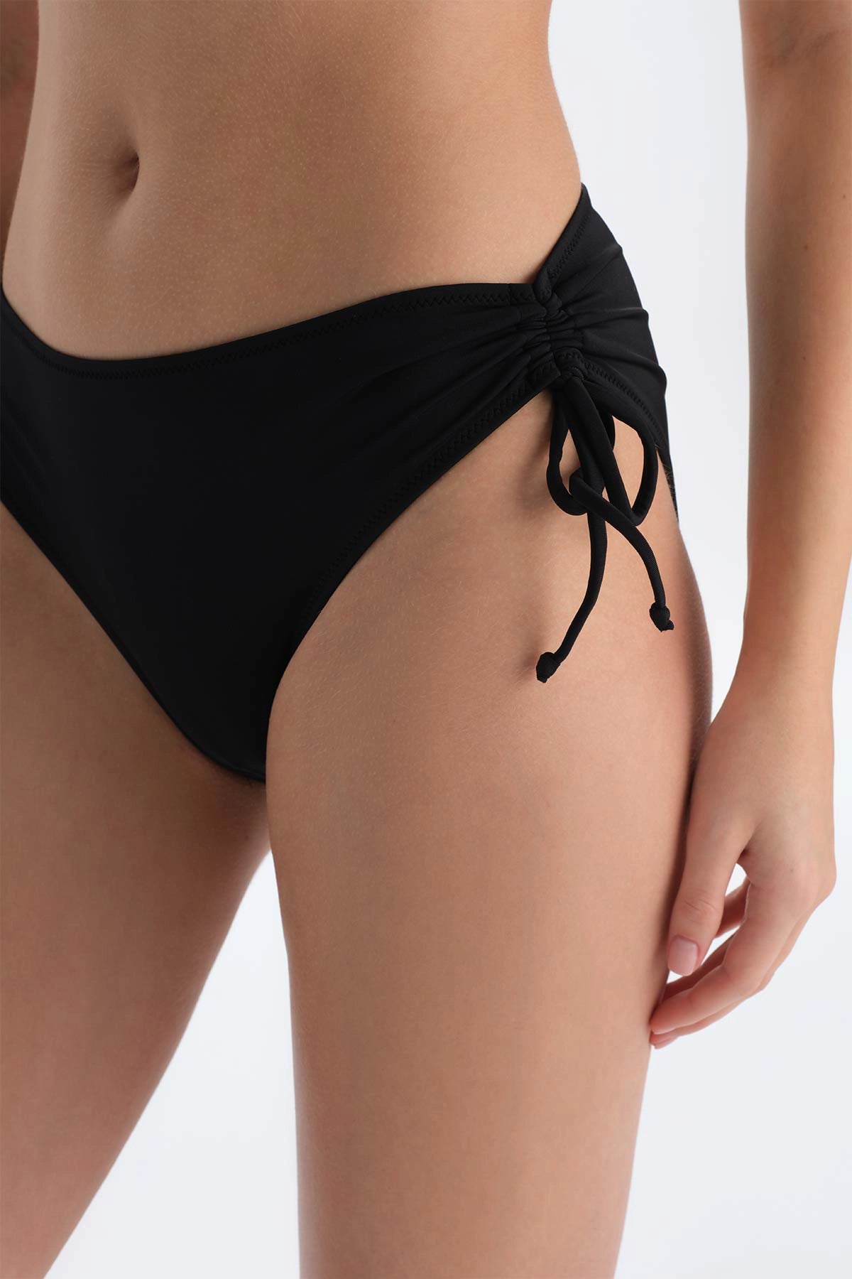 Siyah Yanı Büzgülü Bikini Alt