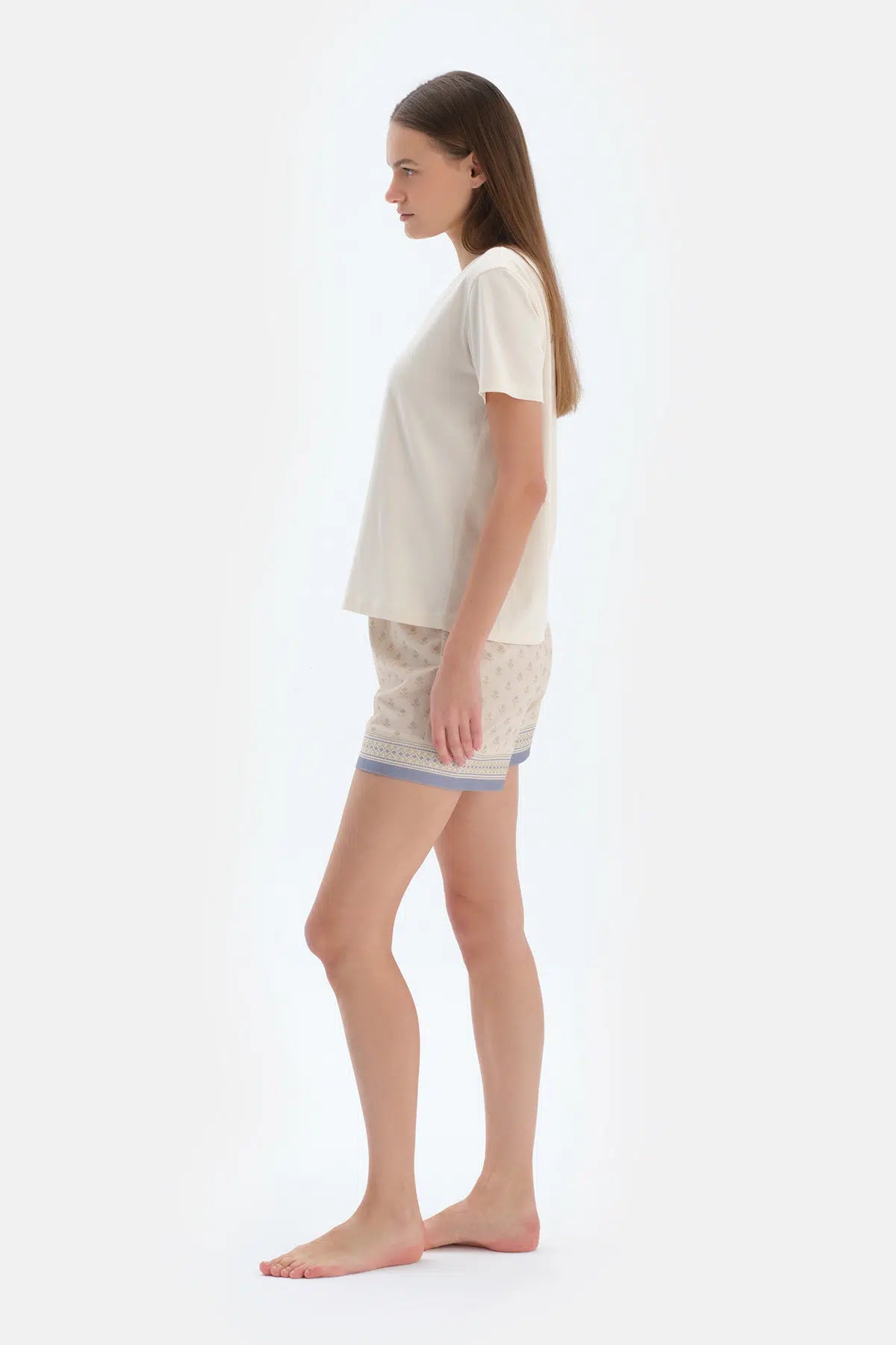 Ekru V Yaka Kısa Kollu Tişört Pantolon Pijama Takımı