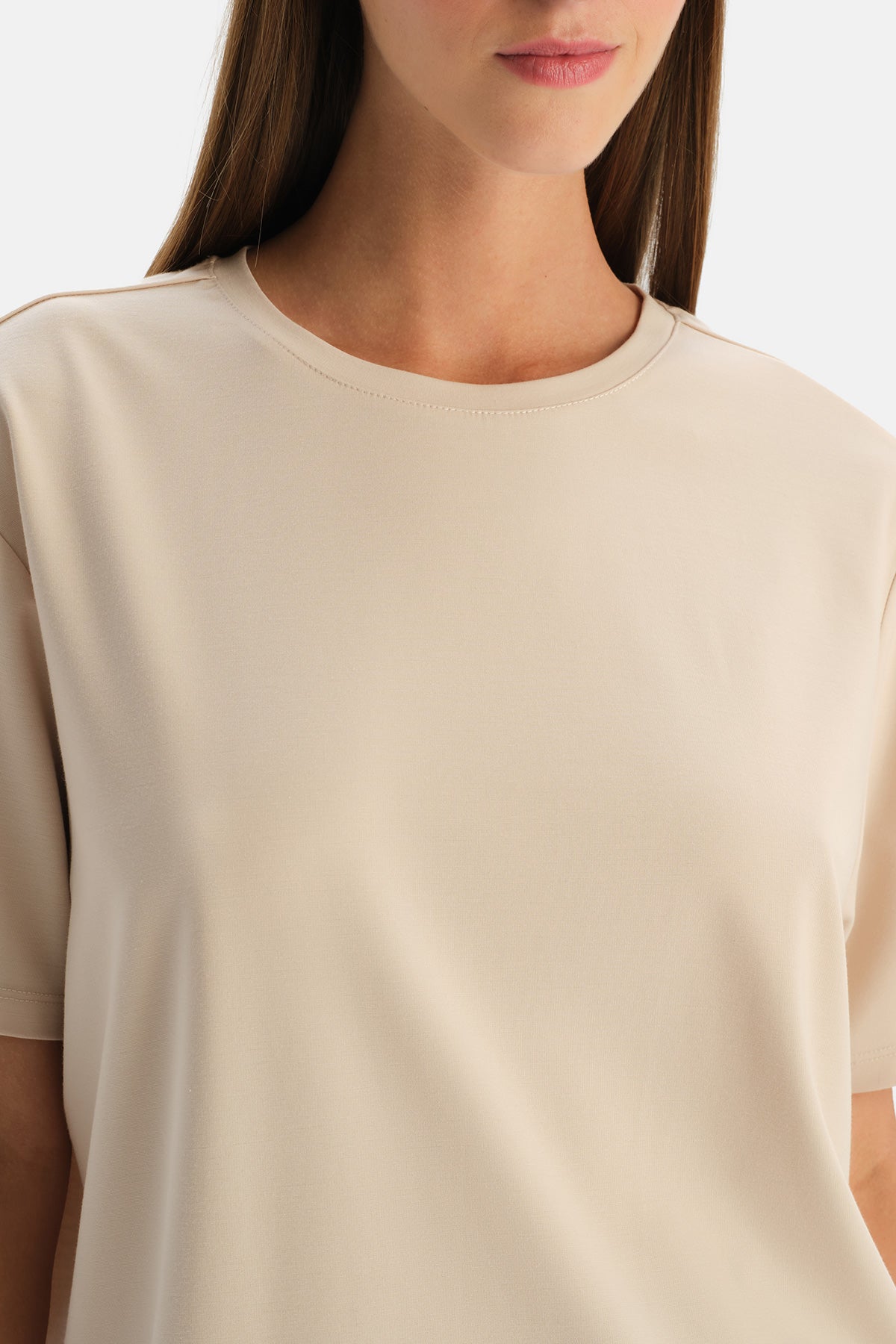 Taş Bisiklet Yaka Yırtmaçlı Rayon Karışımlı Tişört