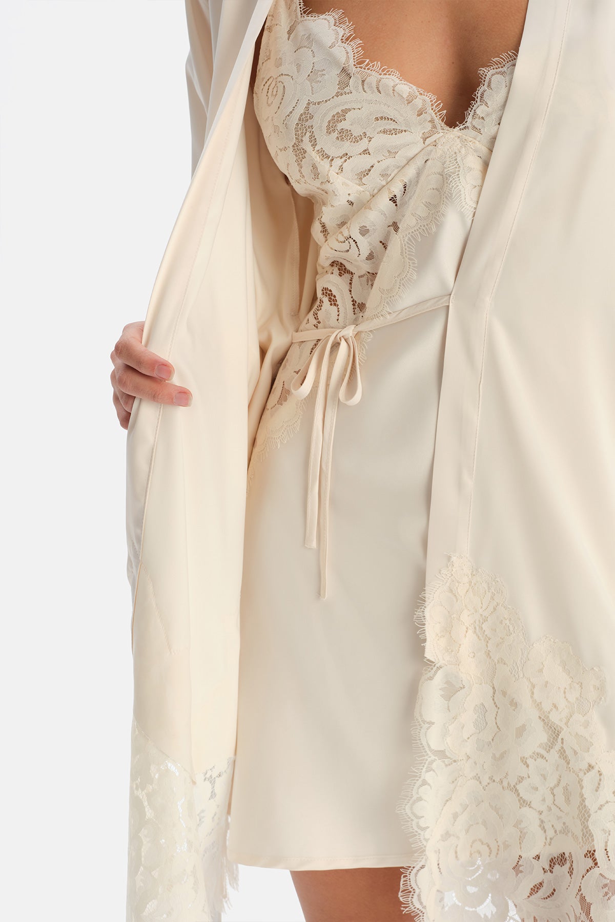 Kırık Beyaz Saten Bride Dantelli Sabahlık