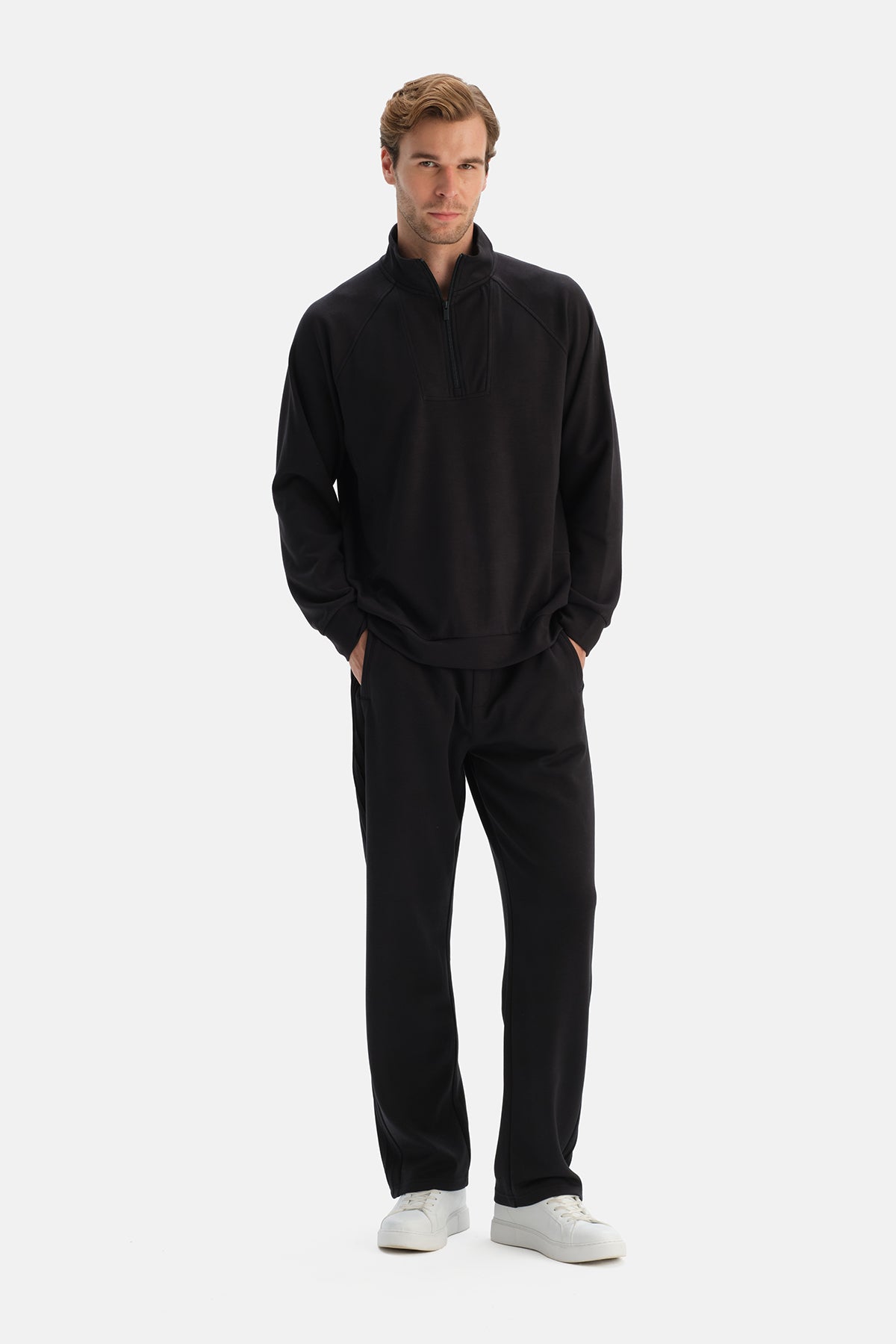 Siyah Yarım Fermuarlı Dik Yaka Sweatshirt